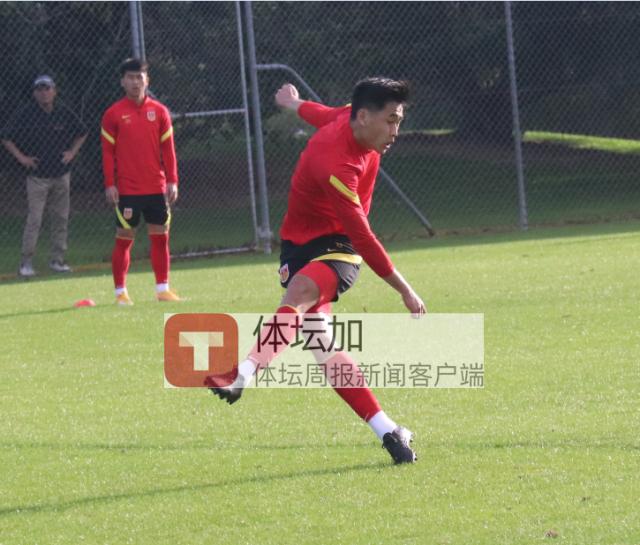 直播8-戴伟浚：职业球员要适应教练变更 更喜欢新位置