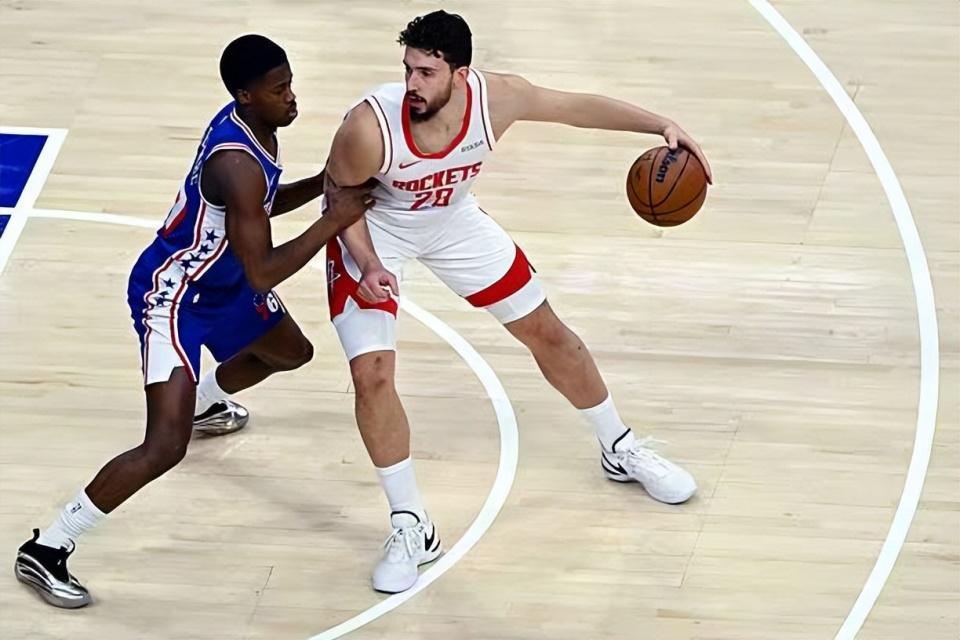 明明场上效果如此糟糕，结果火箭却还让他在关键时刻留在场上？